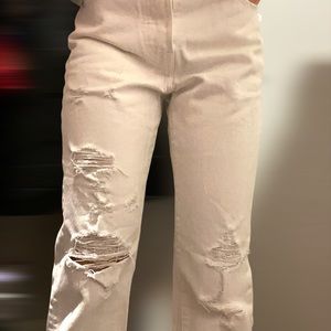 •White High Rise Levi’s Distressed Straight Legged Jeans•